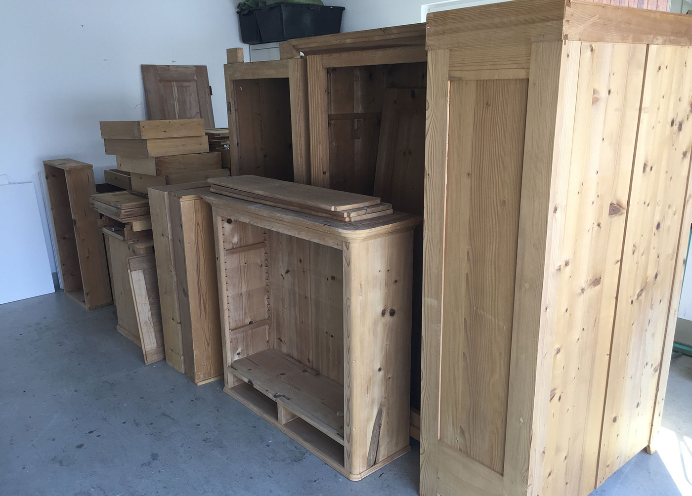 Holztruhe entlacken und entwurmen