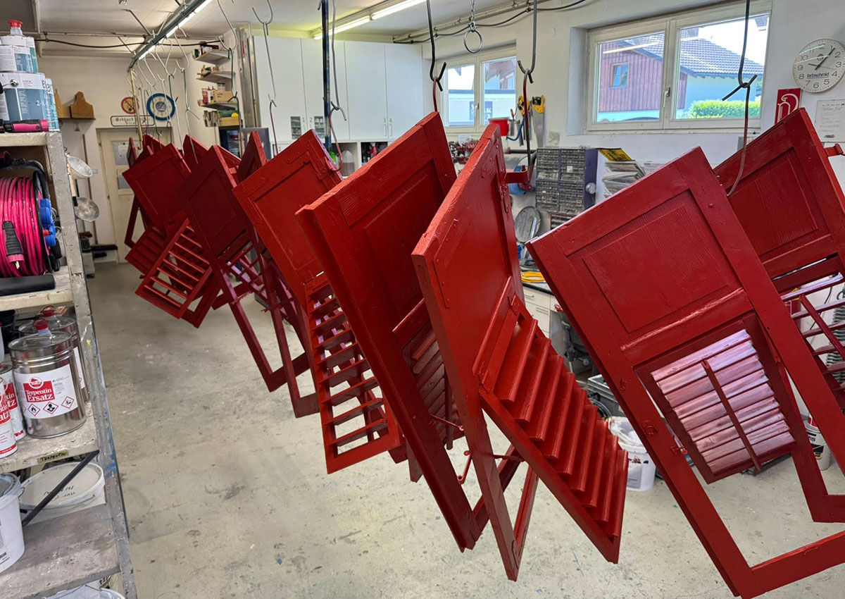 rote holzjalousien